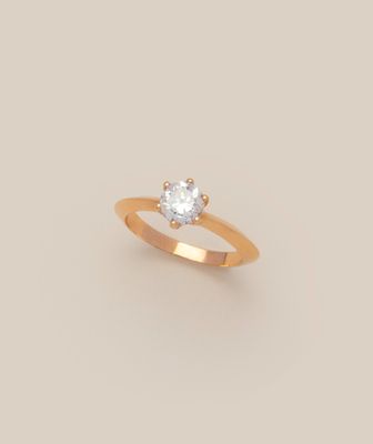 une bague en or ornée d'un seul diamant au centre