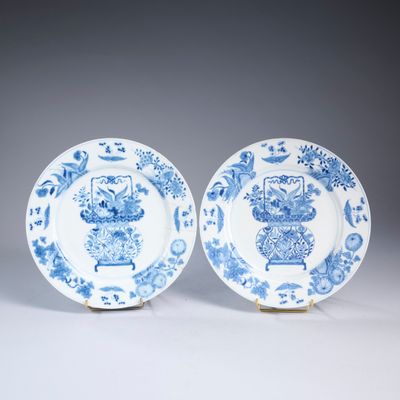 CHINE. Ensemble de deux plats en porcelaine à décor en bleu …