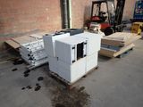 une machine posée sur une palette dans un entrepôt