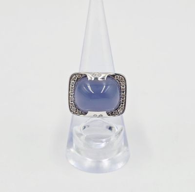 l'image d'une bague contenant une pierre bleue