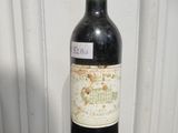 une bouteille de vin posée sur une table