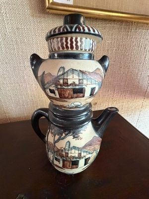 une théière posée sur une table à côté d'un miroir