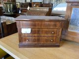 une commode en bois posée sur une table dans un magasin