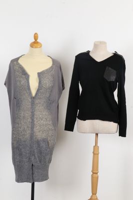 THE KOOPLES - Pull à col V en laine mérinos noire et empièce…