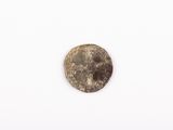 gros plan d'une pièce de monnaie sur une surface blanche avec un fond blanc