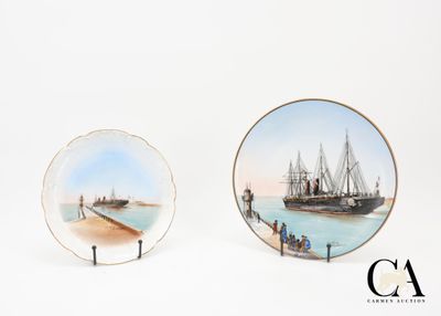 deux assiettes ornées de peintures représentant des bateaux, posées sur une surface blanche