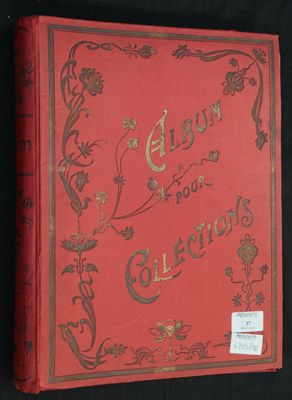 un vieux livre rouge avec des lettres dorées sur fond noir