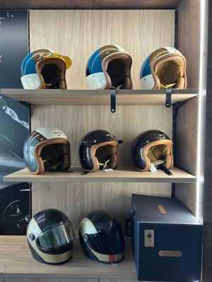 de nombreux casques sur les étagères de la pièce
