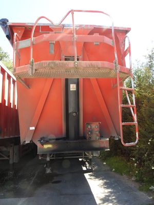 une photo d'un wagon rouge à l'arrêt sur les voies