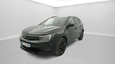 une voiture grise dans une pièce blanche avec une lampe au plafond