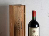 une bouteille de vin posée à côté d'une caisse en bois