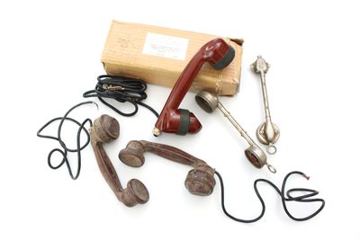 beaucoup de vieux téléphones posés sur la table