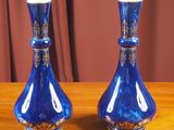 deux vases en verre bleu posés sur une table en bois
