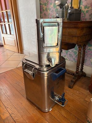 Lot de deux cubes en ions et metal.