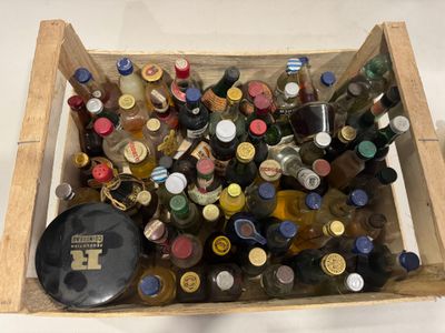 plusieurs bouteilles d'alcool dans une caisse en bois