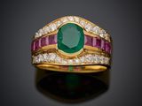 une bague sertie d'une émeraude, d'un rubis et de diamants