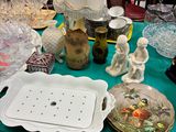 une table sur laquelle se trouvent de nombreux objets en verre
