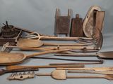 tout un tas d'ustensiles en bois posés sur la table