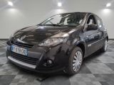 la photo d'une voiture noire garée dans un garage