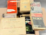 plusieurs livres sont empilés sur une table