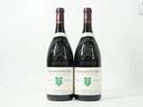 deux bouteilles de vin posées l'une à côté de l'autre sur une surface blanche