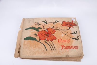 un vieux livre posé sur une table recouverte de papier