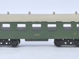 trois petits trains assis l'un à côté de l'autre sur une surface blanche