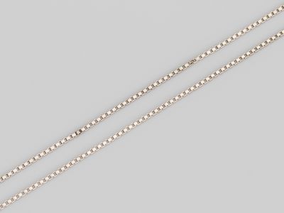 une paire de colliers à chaîne en argent sur fond gris