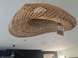 un grand panier en rotin suspendu au plafond dans une pièce