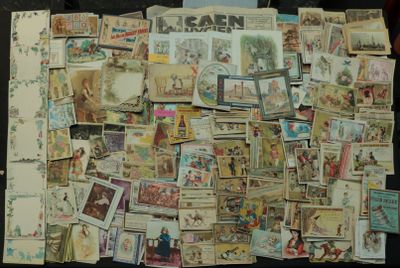 une pile de vieilles cartes postales posée sur une table