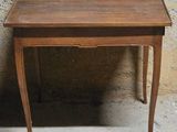 une petite table en bois sur laquelle se trouve un vase