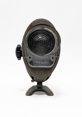un appareil photo à l'ancienne sur un fond blanc, avec un fond blanc