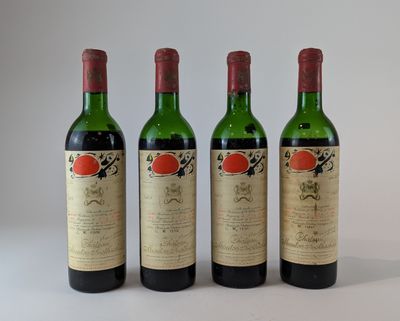 trois bouteilles de vin posées l'une à côté de l'autre sur une table