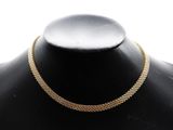 gros plan d'un collier sur un mannequin mannequin mannequin mannequin mannequin mannequin mannequin mannequin mannequin