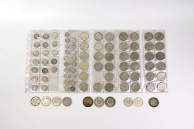 beaucoup de pièces de monnaie dans un sac en plastique posé sur la table