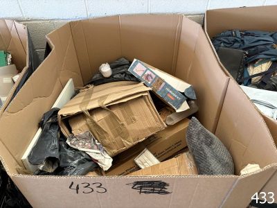 deux cartons remplis d'objets dans une pièce