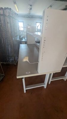une photo d'un bureau d'ordinateur dans une grande pièce