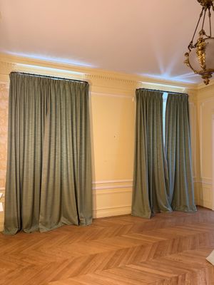 une photo d'un salon avec du parquet et un lustre