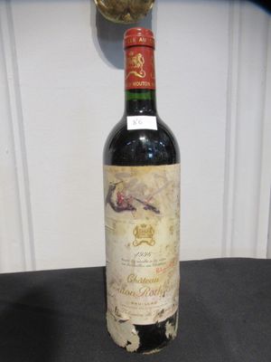 une bouteille de vin posée sur une table