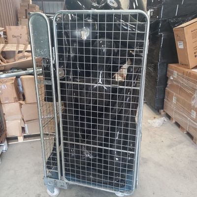 une grande cage métallique avec plusieurs cartons derrière