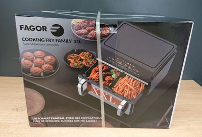 La boîte est ouverte sur une table et contient toutes sortes d'aliments.