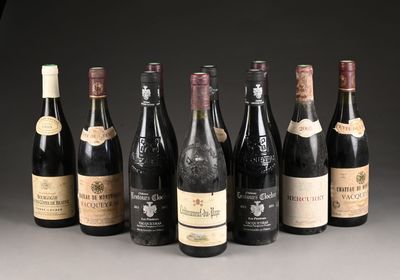 plusieurs bouteilles de vin sont alignées sur une table