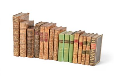 de nombreux vieux livres empilés les uns sur les autres
