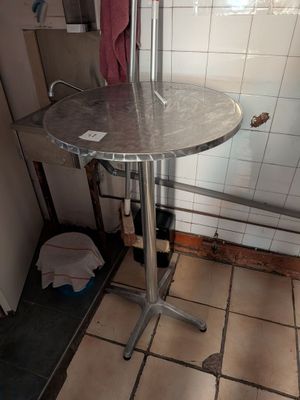 une photo d'une petite table dans une cuisine