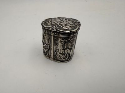 Boite à cire en argent de forme polylobée, couvercle à charn…