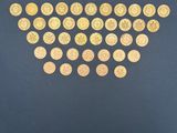 une boîte noire ornée d'un motif représentant une pièce d'or