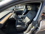 l'intérieur d'une voiture avec la porte ouverte et le siège du conducteur abaissé