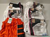 deux paires de boxers orange et noirs posées l'une à côté de l'autre