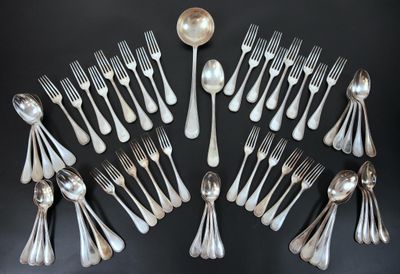 un grand nombre de cuillères et de fourchettes en argent disposées en cercle