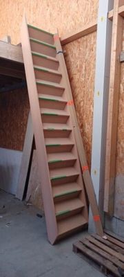 un escalier en bois à côté d'une palette de bois